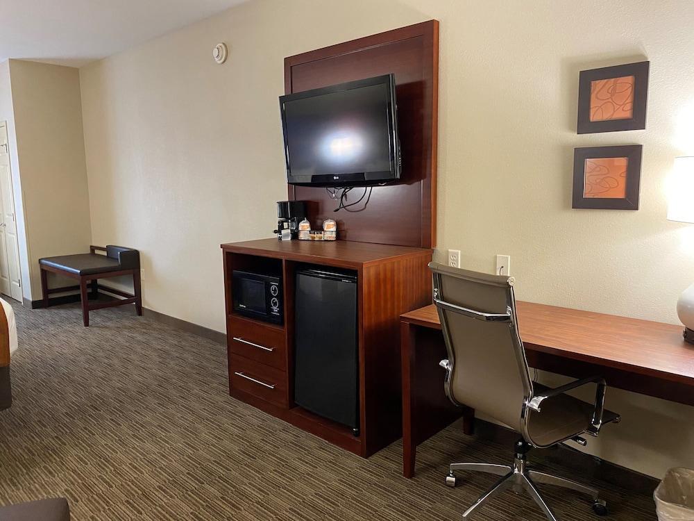 Holiday Inn Express & Suites Milwaukee Nw - Park Place By Ihg Exterior foto
