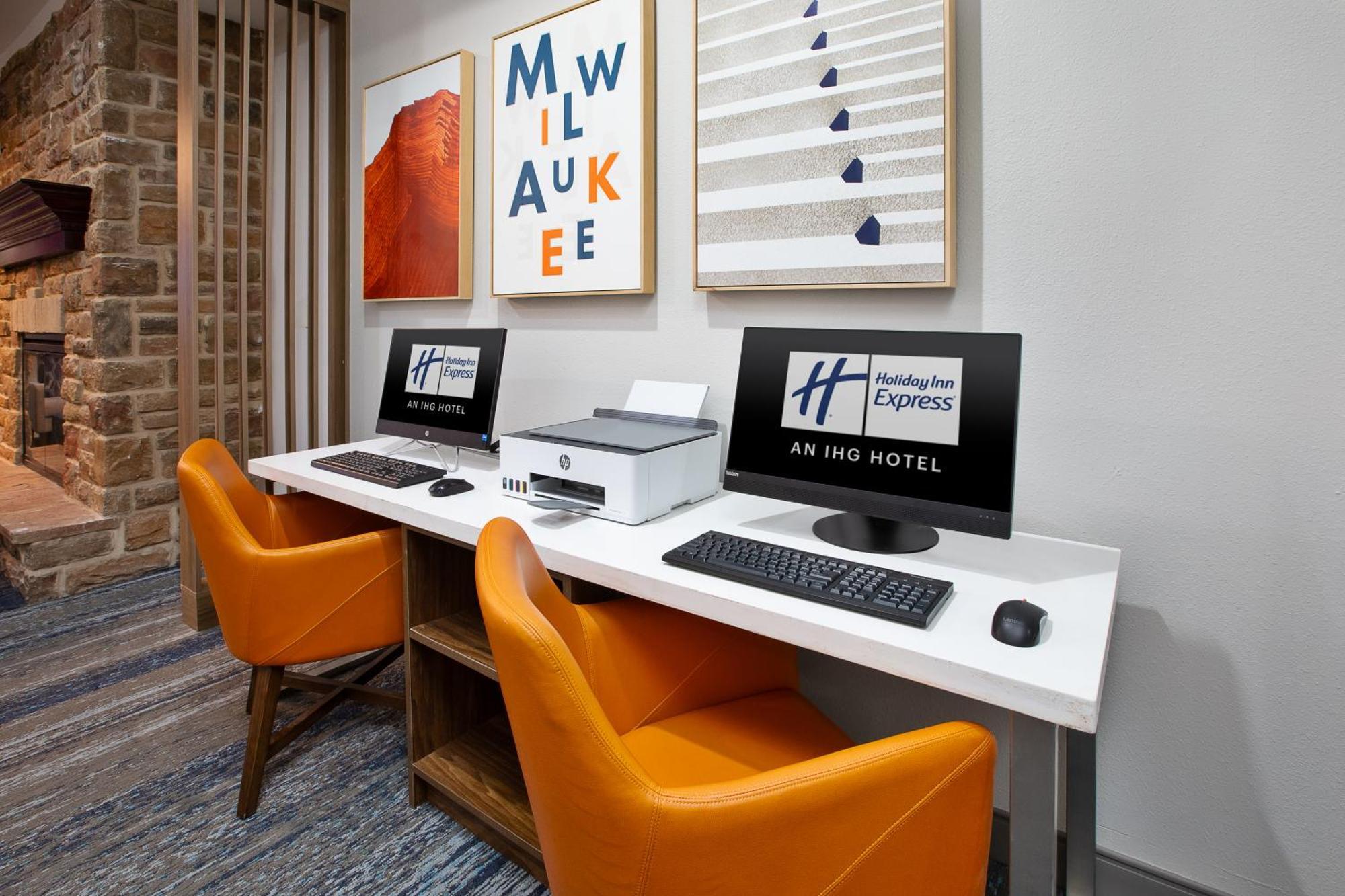 Holiday Inn Express & Suites Milwaukee Nw - Park Place By Ihg Exterior foto