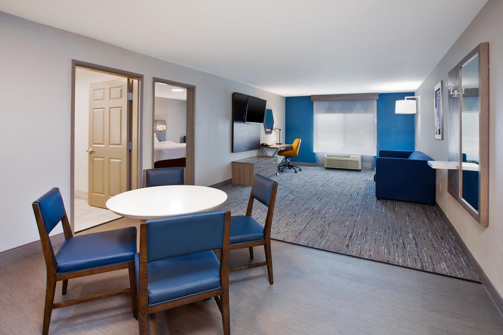 Holiday Inn Express & Suites Milwaukee Nw - Park Place By Ihg Exterior foto