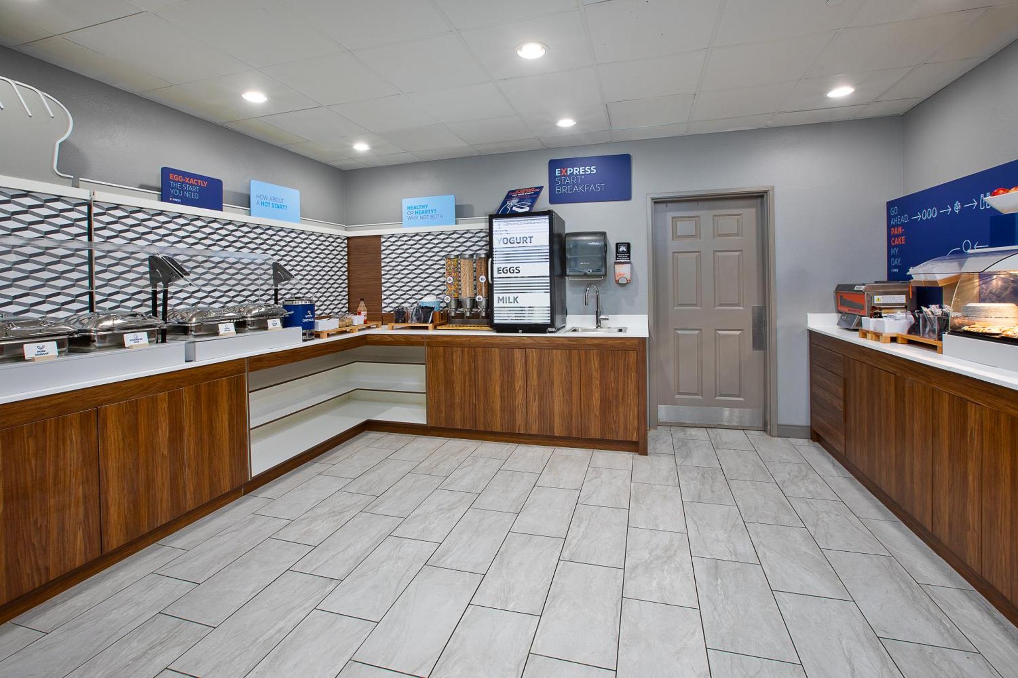 Holiday Inn Express & Suites Milwaukee Nw - Park Place By Ihg Exterior foto
