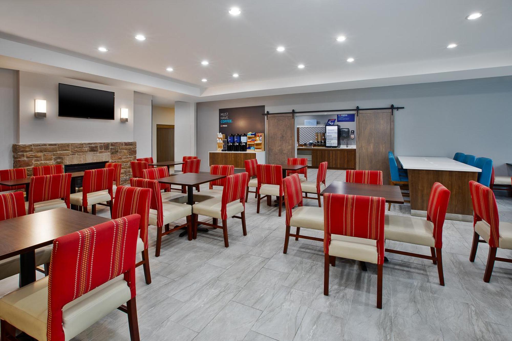 Holiday Inn Express & Suites Milwaukee Nw - Park Place By Ihg Exterior foto