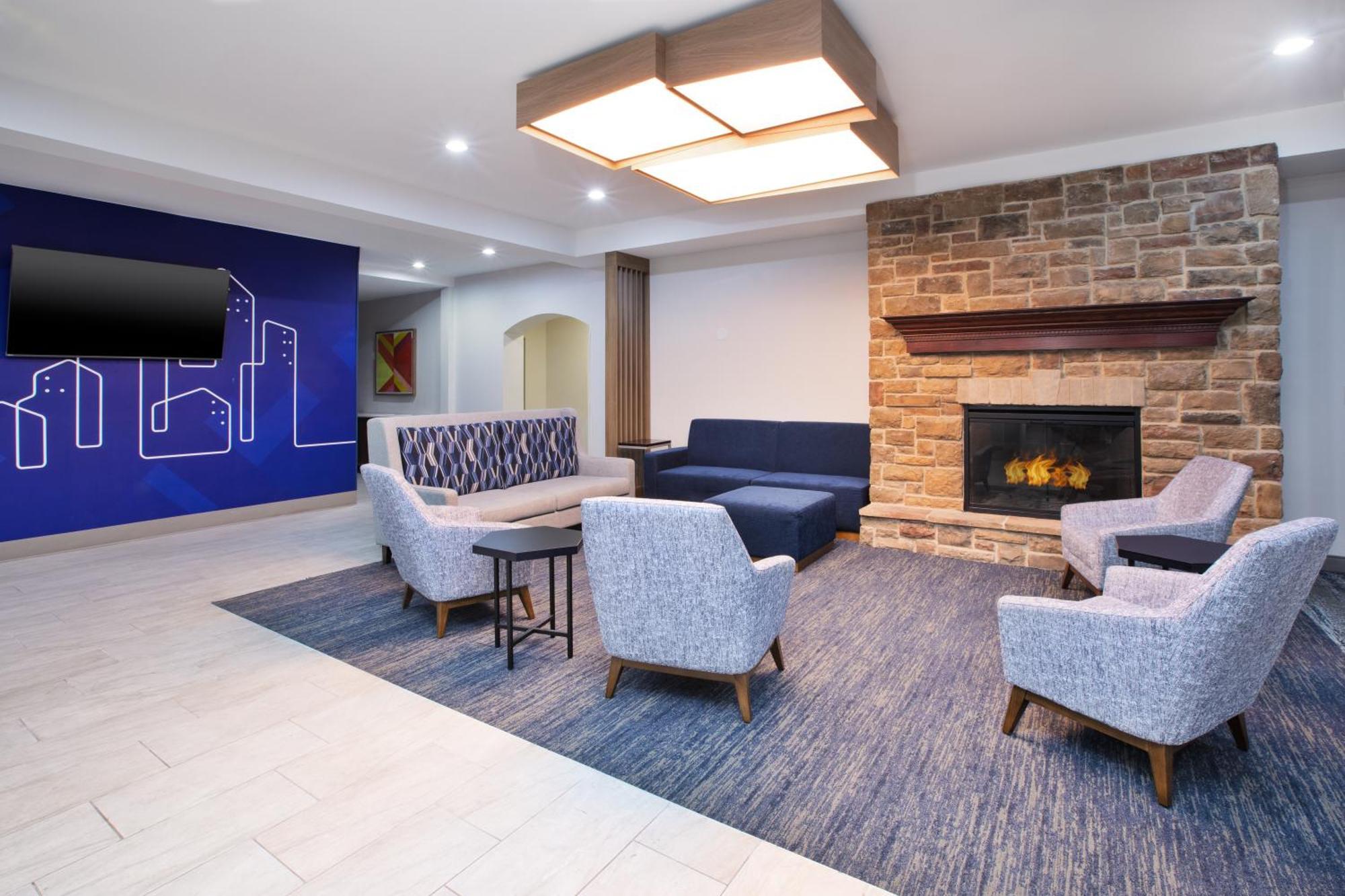 Holiday Inn Express & Suites Milwaukee Nw - Park Place By Ihg Exterior foto