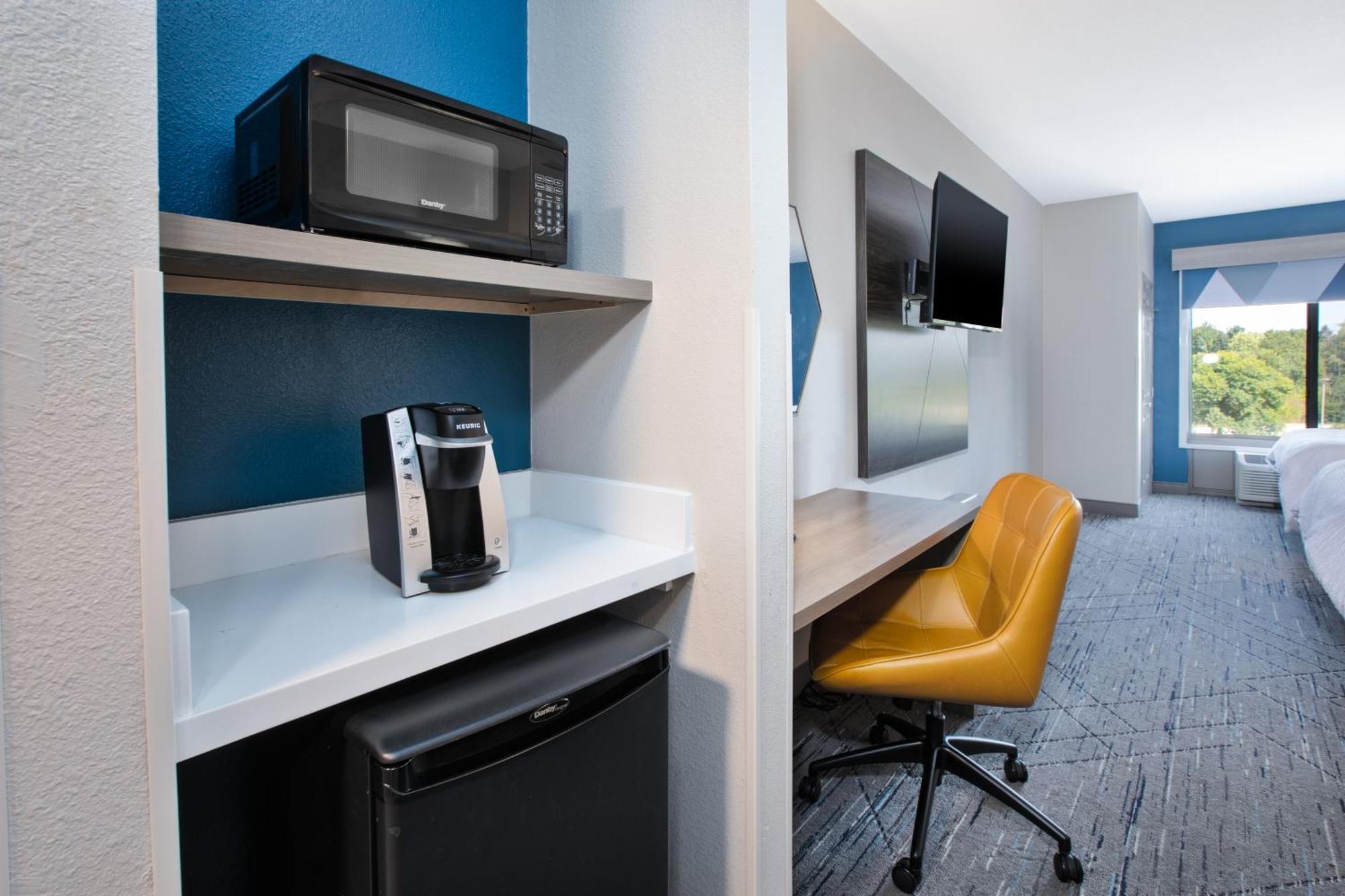 Holiday Inn Express & Suites Milwaukee Nw - Park Place By Ihg Exterior foto