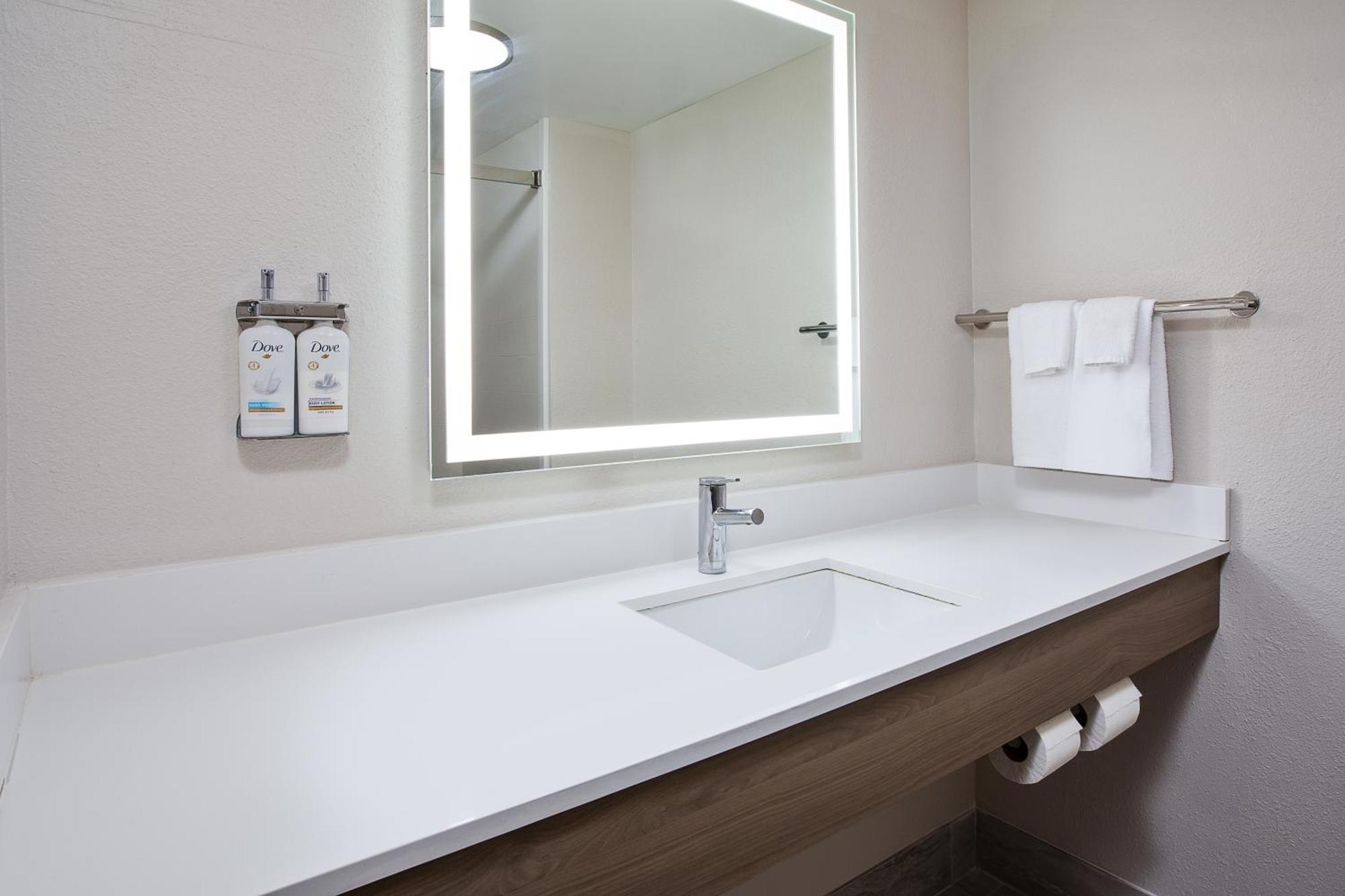 Holiday Inn Express & Suites Milwaukee Nw - Park Place By Ihg Exterior foto