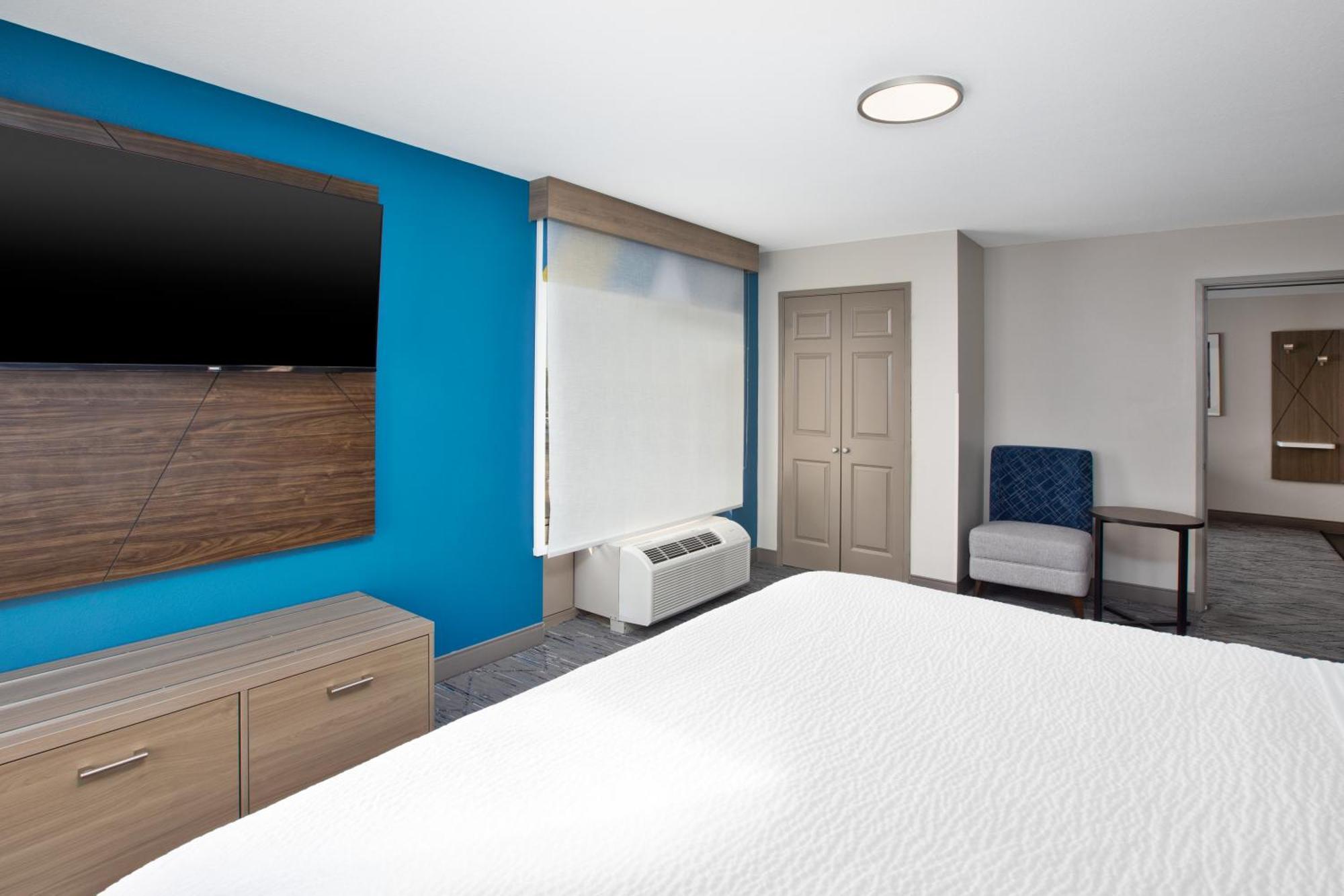 Holiday Inn Express & Suites Milwaukee Nw - Park Place By Ihg Exterior foto