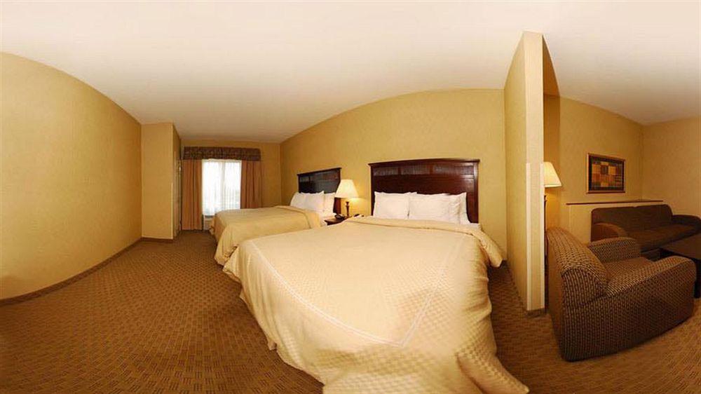 Holiday Inn Express & Suites Milwaukee Nw - Park Place By Ihg Exterior foto