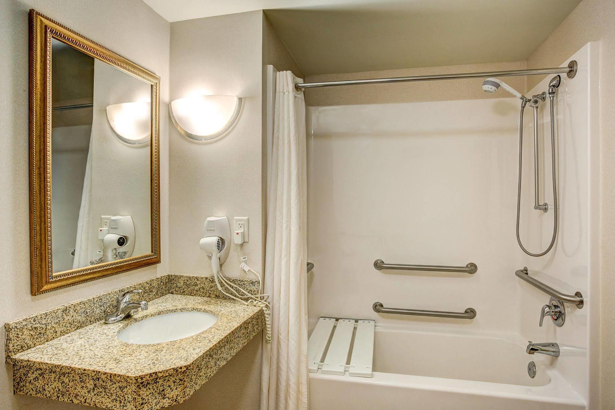 Holiday Inn Express & Suites Milwaukee Nw - Park Place By Ihg Exterior foto